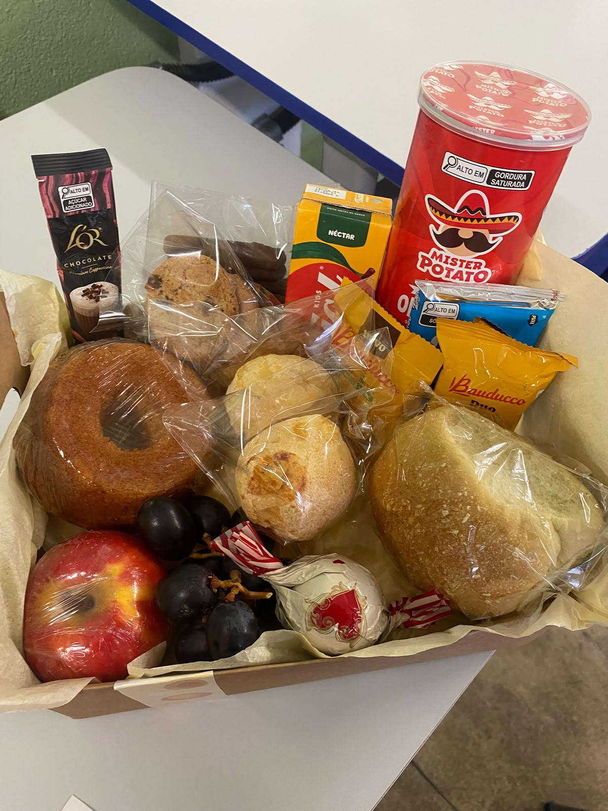 Cesta de café da manhã completa em caixa kraft